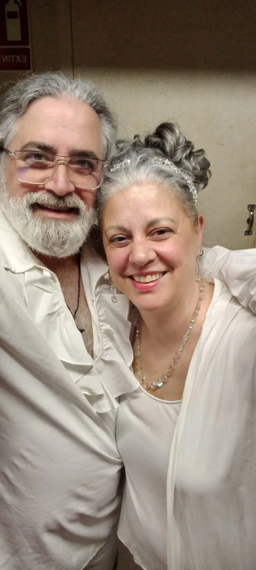Angie y Albert, sonrientes y vestidos de blanco