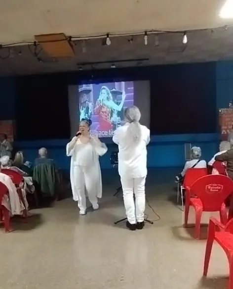 Angie y Albert cantan frente a la pantalla con el vídeo karaoke