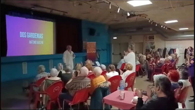 Angie y Albert cantan «Dos gardenias», de Antonio Machín, ante el público de un centro cívico