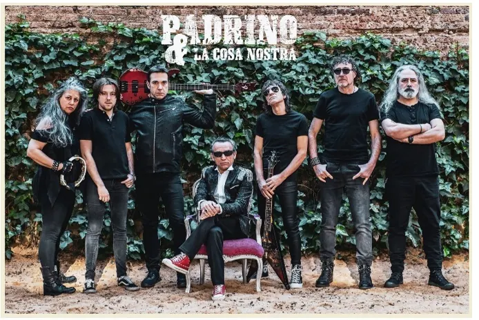 Foto de grupo de Padrino y La Cosa Nostra ante una pared de hiedra